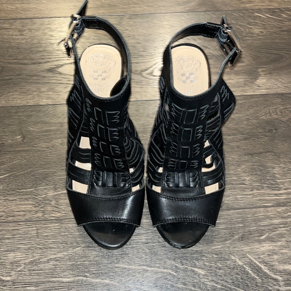 VINCE CAMUTO: Black Leather Heels